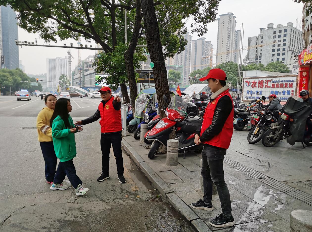 堅(jiān)持參與文明交通勸導(dǎo).jpg 堅(jiān)持參與文明交通勸導(dǎo).jpg